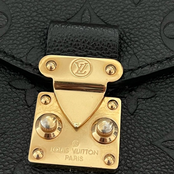 LOUIS VUITTON
Empreinte Pochette Metis Black - Picture 3 of 14